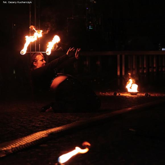 Pierwsze pokazy artystów i teatrów ognia za nami. Trwa Festiwal Fireproof