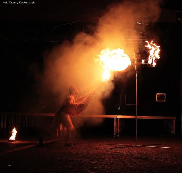 Pierwsze pokazy artystów i teatrów ognia za nami. Trwa Festiwal Fireproof