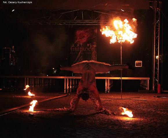 Pierwsze pokazy artystów i teatrów ognia za nami. Trwa Festiwal Fireproof