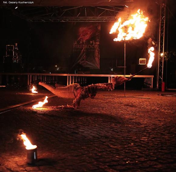 Pierwsze pokazy artystów i teatrów ognia za nami. Trwa Festiwal Fireproof
