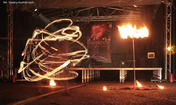 Pierwsze pokazy artystów i teatrów ognia za nami. Trwa Festiwal Fireproof