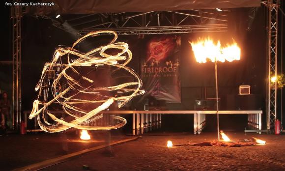 Pierwsze pokazy artystów i teatrów ognia za nami. Trwa Festiwal Fireproof
