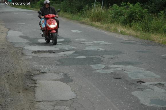 Droga Strzelce Łanięta w opłakanym stanie