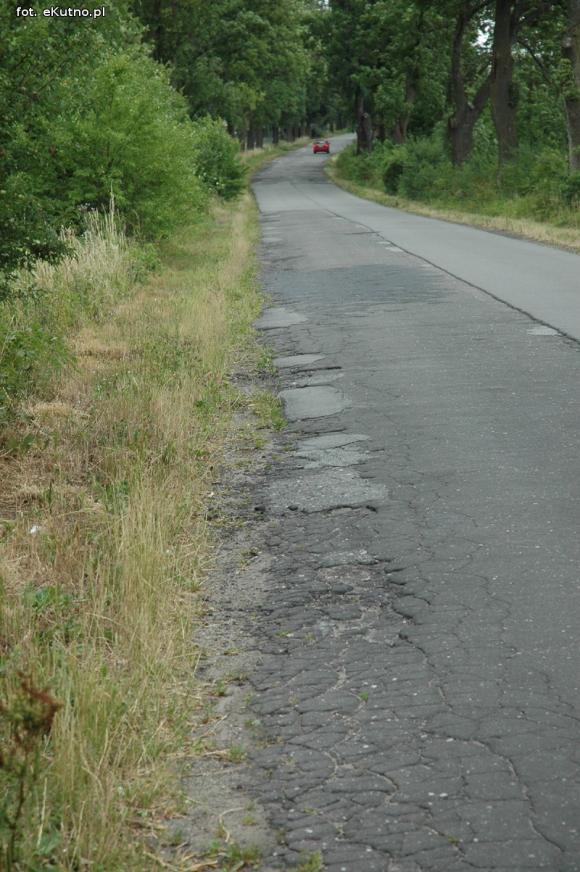 Droga Strzelce Łanięta w opłakanym stanie