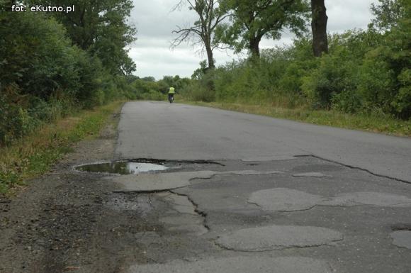 Droga Strzelce Łanięta w opłakanym stanie