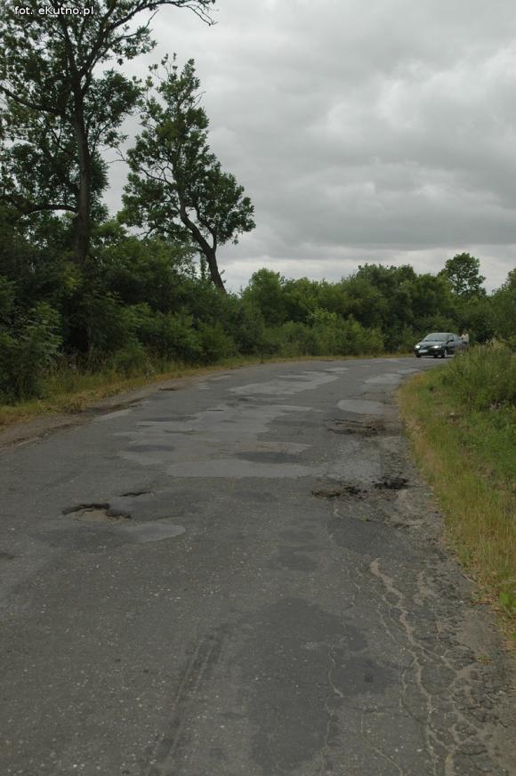 Droga Strzelce Łanięta w opłakanym stanie