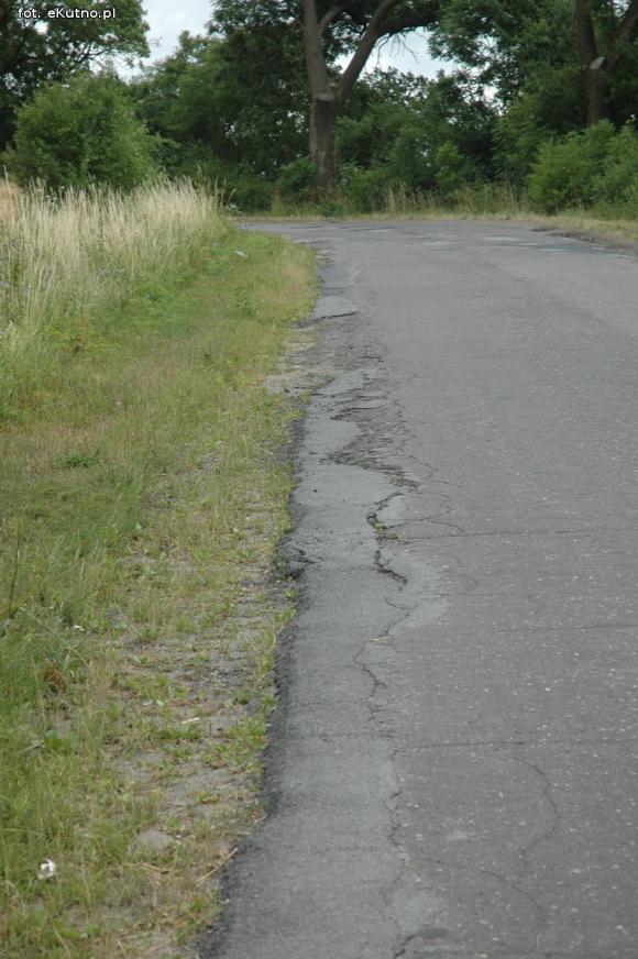 Droga Strzelce Łanięta w opłakanym stanie