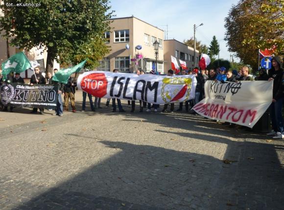 Opamiętaj się rodaku, Polska tylko dla Polaków. Marsz przeciw imigrantom