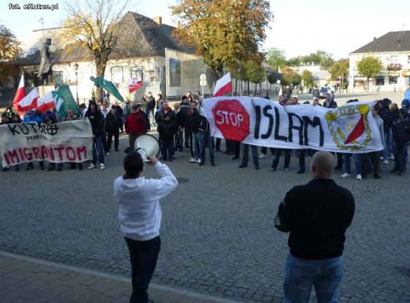 Opamiętaj się rodaku, Polska tylko dla Polaków. Marsz przeciw imigrantom