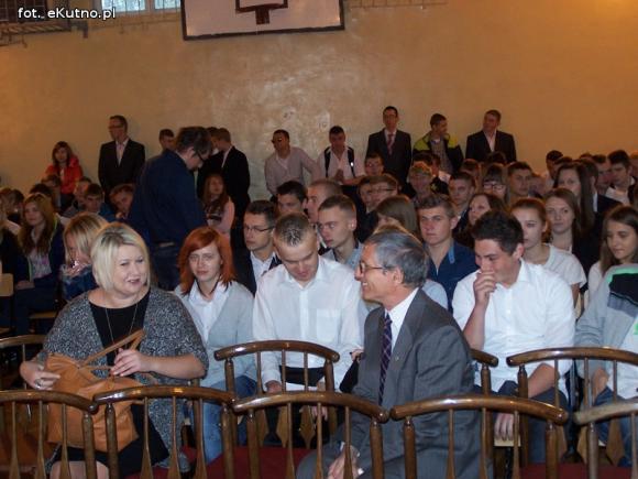 Nowy sztandar Zespołu Szkół Nr 4 w Kutnie-Azorach