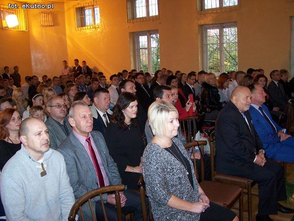 Nowy sztandar Zespołu Szkół Nr 4 w Kutnie-Azorach