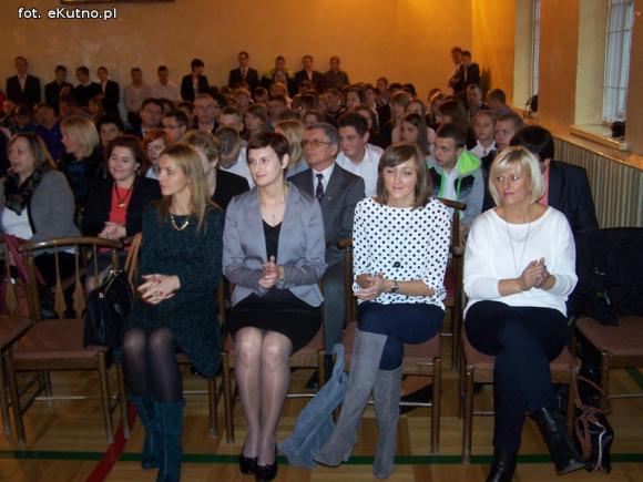 Nowy sztandar Zespołu Szkół Nr 4 w Kutnie-Azorach