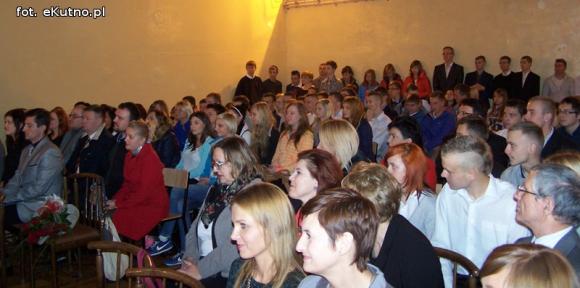 Nowy sztandar Zespołu Szkół Nr 4 w Kutnie-Azorach