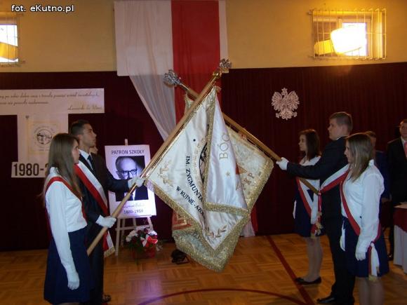 Nowy sztandar Zespołu Szkół Nr 4 w Kutnie-Azorach