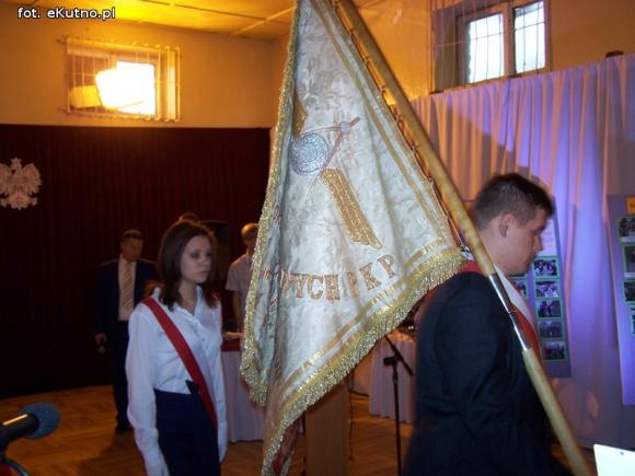Nowy sztandar Zespołu Szkół Nr 4 w Kutnie-Azorach