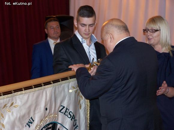 Nowy sztandar Zespołu Szkół Nr 4 w Kutnie-Azorach