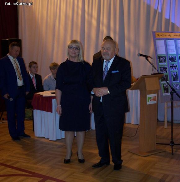 Nowy sztandar Zespołu Szkół Nr 4 w Kutnie-Azorach