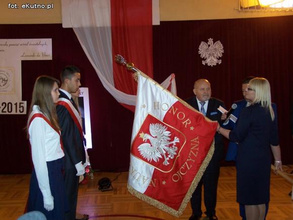 Nowy sztandar Zespołu Szkół Nr 4 w Kutnie-Azorach