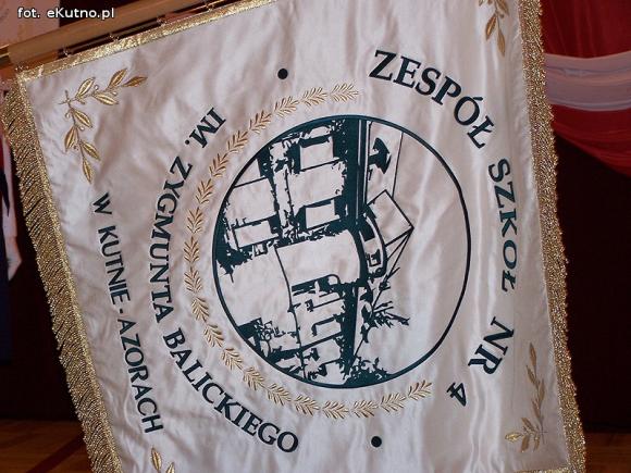 Nowy sztandar Zespołu Szkół Nr 4 w Kutnie-Azorach