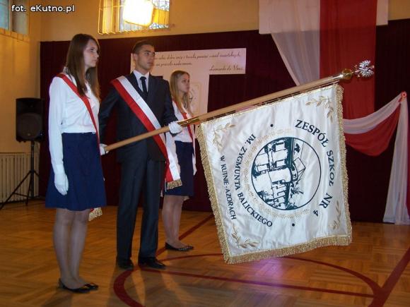 Nowy sztandar Zespołu Szkół Nr 4 w Kutnie-Azorach