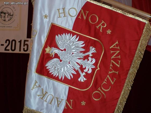 Nowy sztandar Zespołu Szkół Nr 4 w Kutnie-Azorach