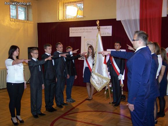 Nowy sztandar Zespołu Szkół Nr 4 w Kutnie-Azorach