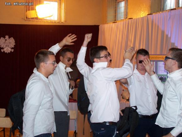 Nowy sztandar Zespołu Szkół Nr 4 w Kutnie-Azorach