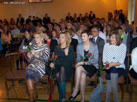 Nowy sztandar Zespołu Szkół Nr 4 w Kutnie-Azorach