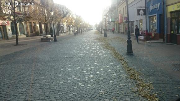 Miejskie obrazki. Brudna jesień w Kutnie w pełni