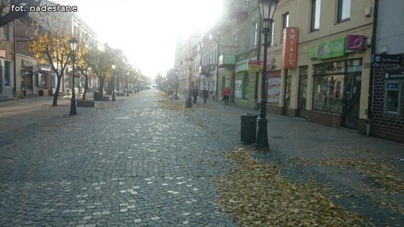 Miejskie obrazki. Brudna jesień w Kutnie w pełni