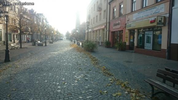 Miejskie obrazki. Brudna jesień w Kutnie w pełni