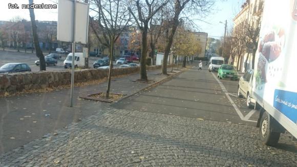 Miejskie obrazki. Brudna jesień w Kutnie w pełni