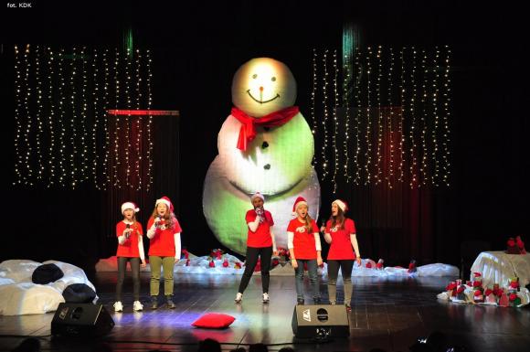 Śpiewająco zostali Mikołajami w Kutnowskim Domu Kultury