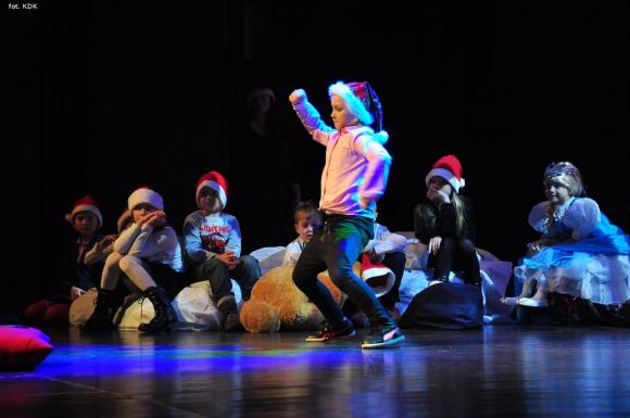 Śpiewająco zostali Mikołajami w Kutnowskim Domu Kultury