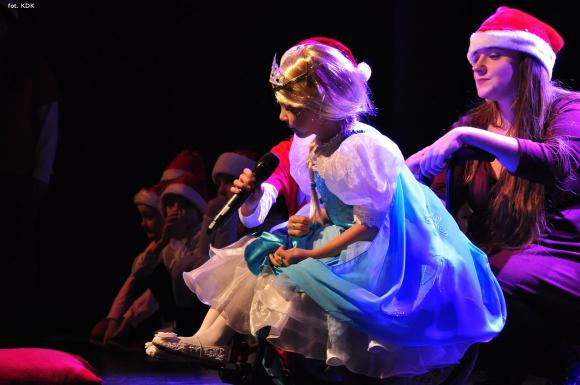 Śpiewająco zostali Mikołajami w Kutnowskim Domu Kultury