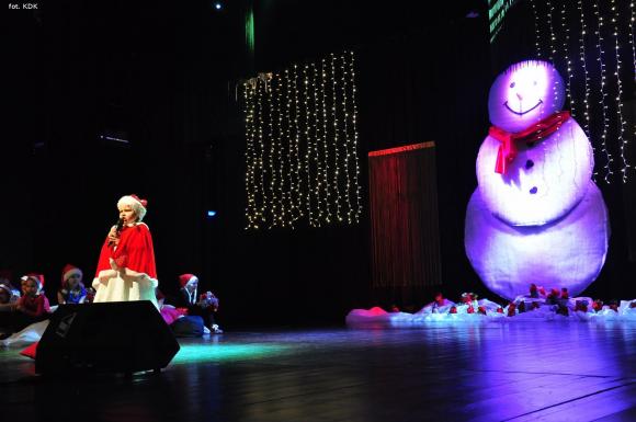 Śpiewająco zostali Mikołajami w Kutnowskim Domu Kultury