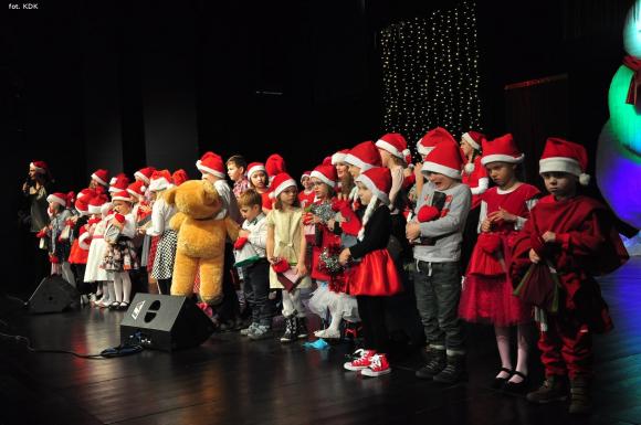 Śpiewająco zostali Mikołajami w Kutnowskim Domu Kultury