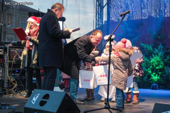 Gwiazda Zbawcę im ogłasza, Nadzieją się cieszą. Wigilia pod Ratuszem