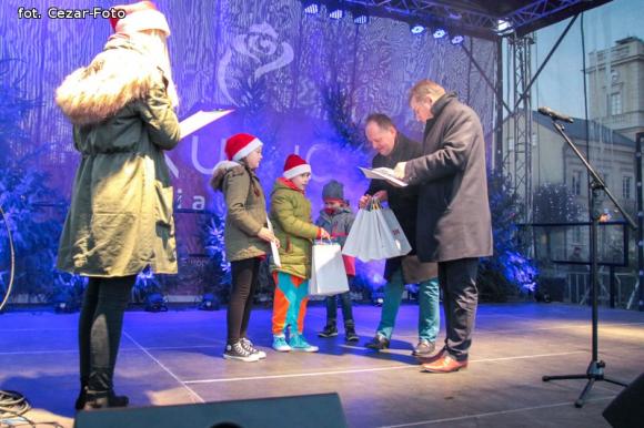 Gwiazda Zbawcę im ogłasza, Nadzieją się cieszą. Wigilia pod Ratuszem