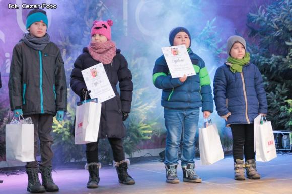 Gwiazda Zbawcę im ogłasza, Nadzieją się cieszą. Wigilia pod Ratuszem