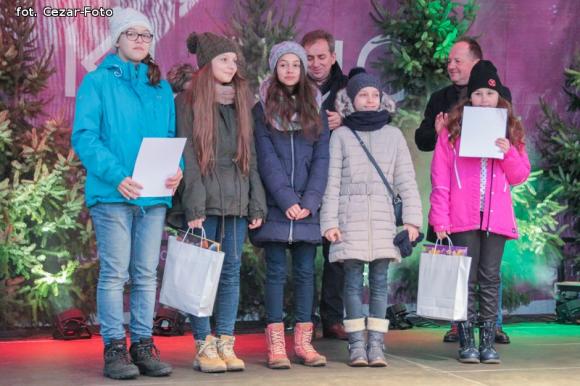 Gwiazda Zbawcę im ogłasza, Nadzieją się cieszą. Wigilia pod Ratuszem