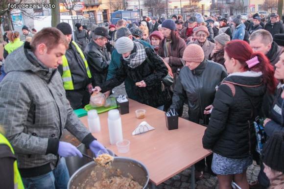 Gwiazda Zbawcę im ogłasza, Nadzieją się cieszą. Wigilia pod Ratuszem
