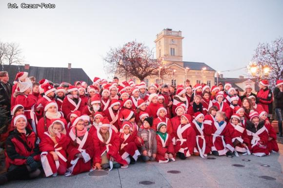 Gwiazda Zbawcę im ogłasza, Nadzieją się cieszą. Wigilia pod Ratuszem