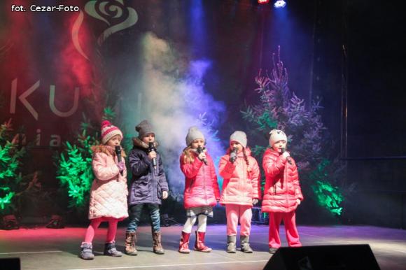 Gwiazda Zbawcę im ogłasza, Nadzieją się cieszą. Wigilia pod Ratuszem