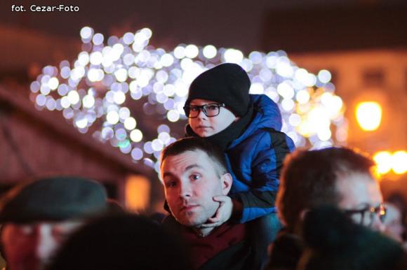 Gwiazda Zbawcę im ogłasza, Nadzieją się cieszą. Wigilia pod Ratuszem