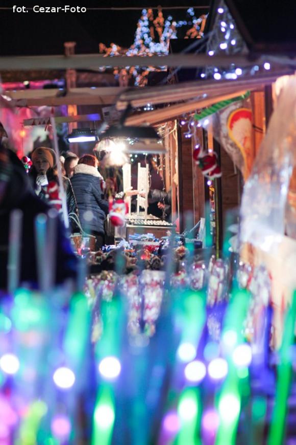 Gwiazda Zbawcę im ogłasza, Nadzieją się cieszą. Wigilia pod Ratuszem