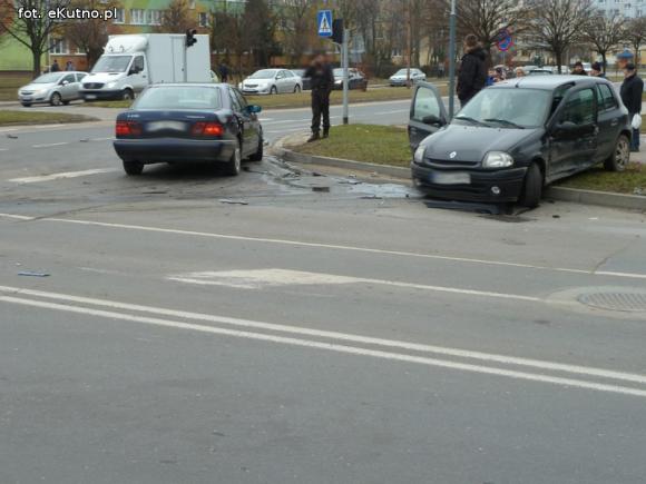 Kolizja na skrzyżowaniu Podrzecznej i Jana Pawła II w Kutnie