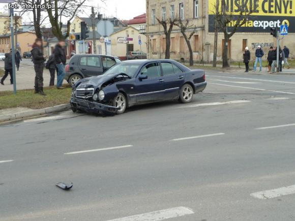 Kolizja na skrzyżowaniu Podrzecznej i Jana Pawła II w Kutnie