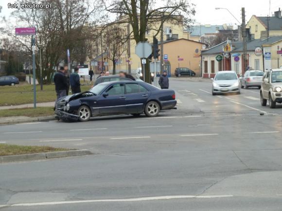 Kolizja na skrzyżowaniu Podrzecznej i Jana Pawła II w Kutnie