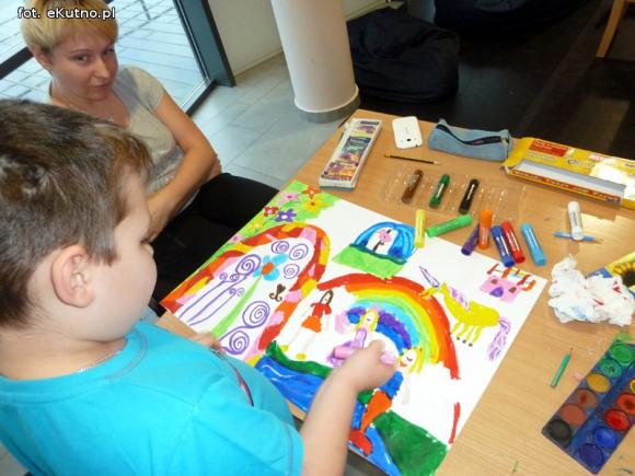 Dzieci rysują w zaczarowanym ogrodzie